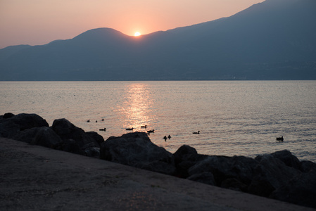 日落在加尔达湖, 托里德尔贝纳科, 意大利