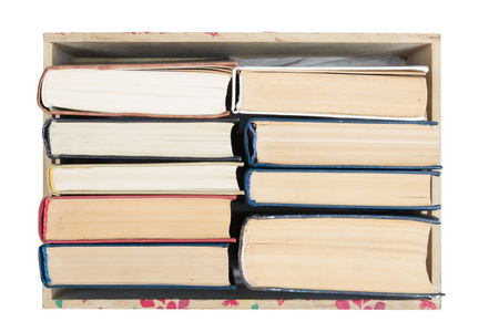 堆栈的五彩斑斓的图书，又脏又臭的蓝色背景，免费副本空间老式旧精装书籍上甲板表，没有标签，空白脊柱的木架子上。回到学校。教育背景