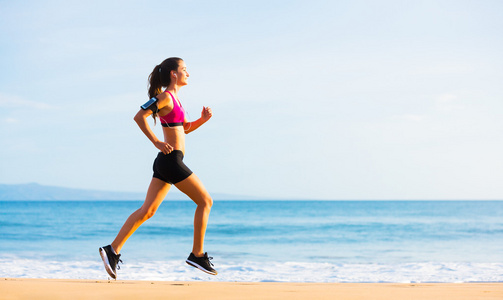运动健身女子在海滩上跑步图片