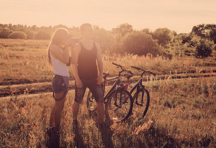 旅行自行车图片景观的夫妇