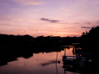 在河边的日落与橙色和紫色的天空场面