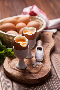 煮熟的鸡蛋，木质的背景