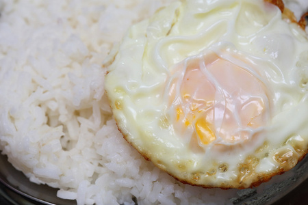 米饭和炒的鸡蛋的简单早餐烹饪