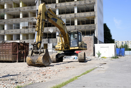 在现场的大型建筑拆除挖掘机