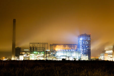 在晚上的石化厂。长时间曝光摄影