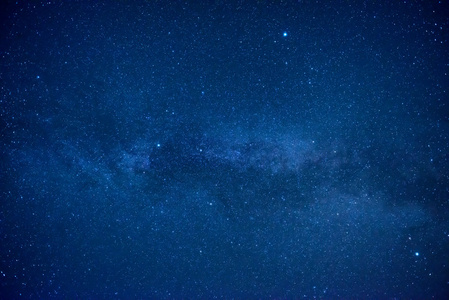 与许多明星蓝色黑暗的夜空照片