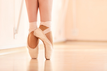年轻的芭蕾舞演员的腿