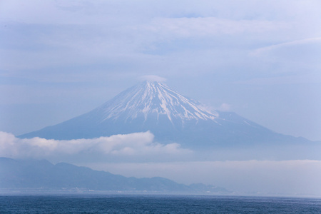 富士山在海面的雾里