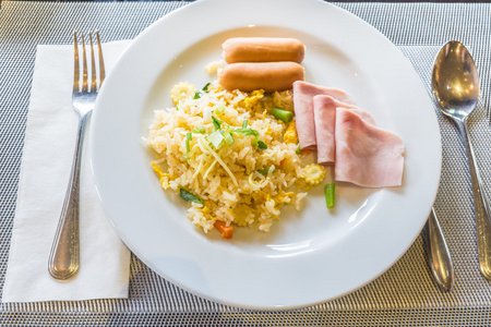 炒饭香肠 火腿和蛋木制的桌子上。顶视图