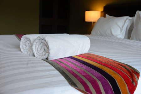 在放松卧室的豪华精品酒店的床上的白毛巾