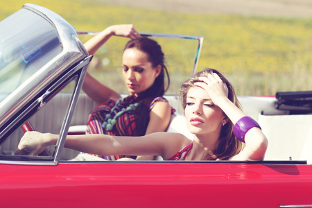 亚洲老美女美女和太阳眼镜骑一辆老式的复古车照片