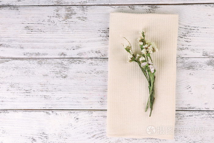 美丽的干燥花在餐巾纸上木制的背景上照片 正版商用图片1jpooq 摄图新视界