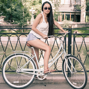 蓝色复古城市自行车，活动和健康的生活方式的概念