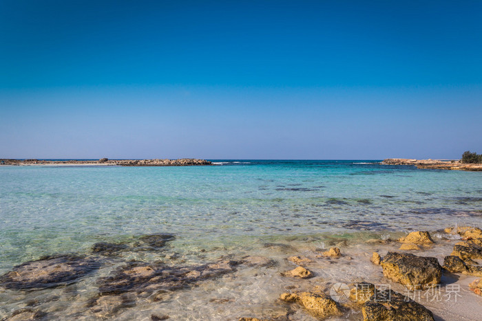 Azzure 水和尼西海滩在阿依纳帕，塞浦路斯视图