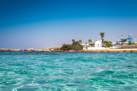 尼西海滩与白色的教堂，在塞浦路斯岛阿依纳帕