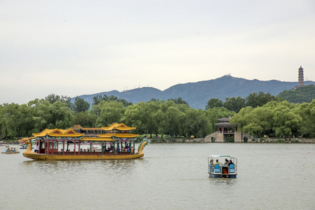 颐和园在北京风光，著名的历史建筑物