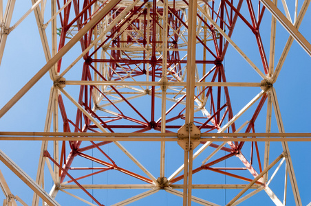 阳光照射下的高压电线