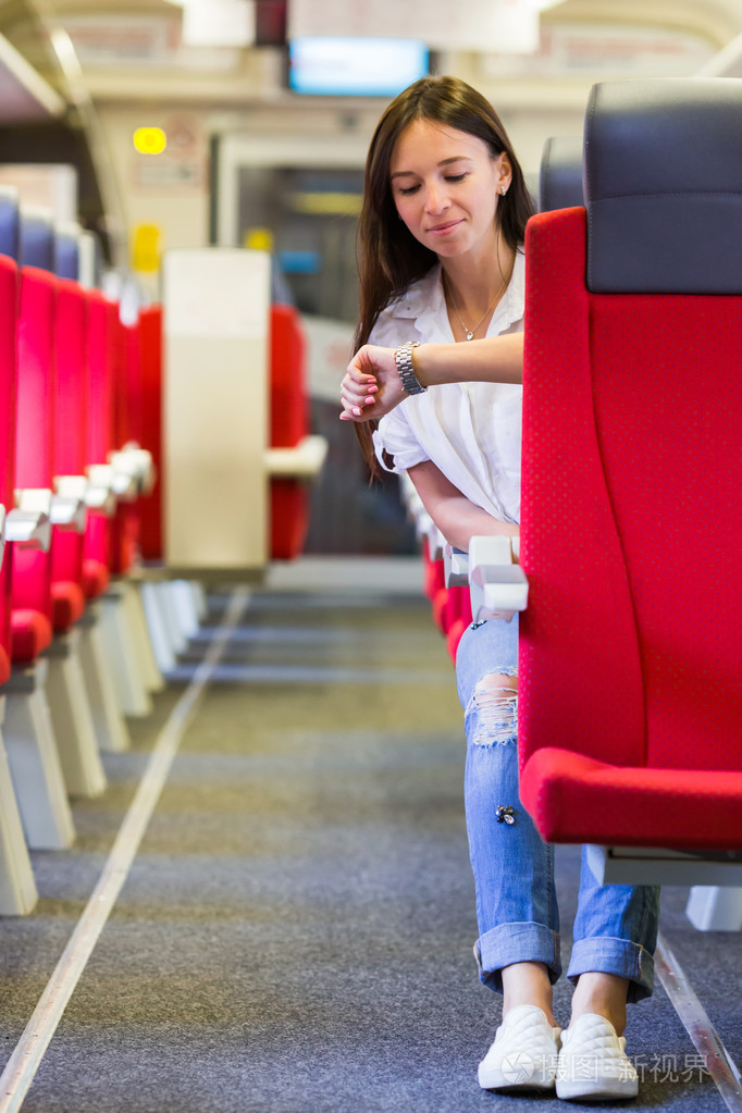 年轻快乐的女孩,看着看着乘火车旅行