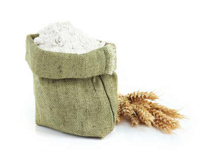 小麦面粉中粗麻布袋上白色孤立
