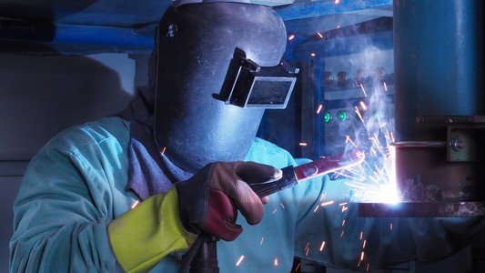 工业工人焊接钢制管法兰