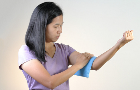 热疗仪手臂冷或热治疗女人照片