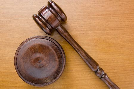 在法庭上使用的锤子照片