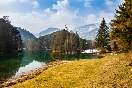 在 Fernsteinsee 的壮丽的高山湖