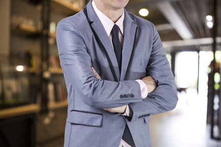 个 商务人员站在办公室模糊背景上. 相似素材图片