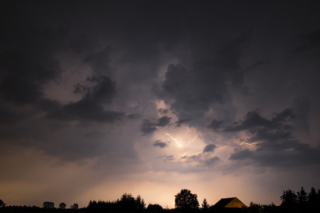 闪电在一个暴风雨的夜晚图片