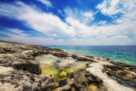 希腊扎金索斯岛上的岩石波尔图瑞玺海滩。