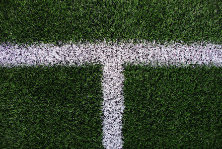 白线交叉上绿色的足球场图片