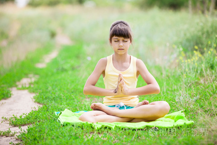小女孩坐在荷花的立场