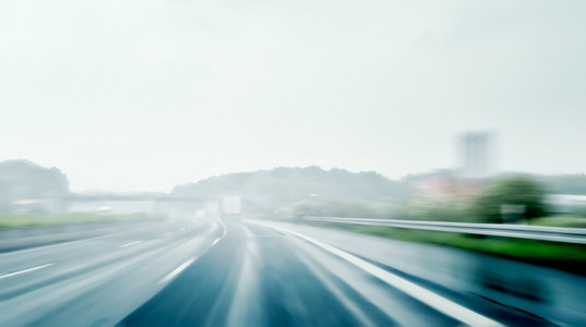 恶劣天气驾驶驾驶一条高速公路上多雨和雾日