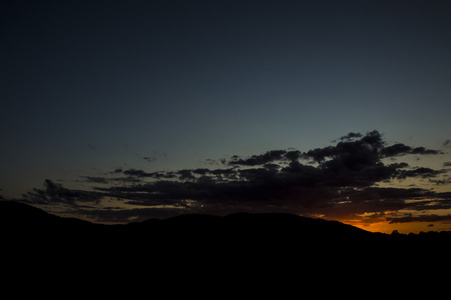 夕阳在山中，云与阳光明媚的光芒的美丽形状