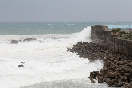 台风期间狂风暴雨的大海, 海浪冲击护栏墙