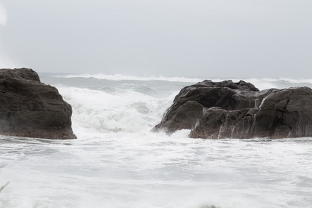 波涛冲击着岩石的狂风暴雨的大海