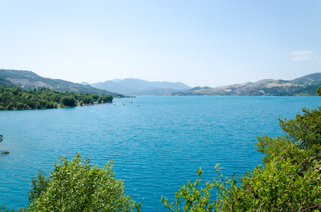 夏日风景与山下湖