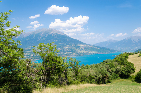 夏日风景与山下湖