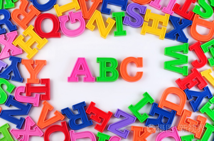 塑料彩色的字母表字母abc在一张白纸
