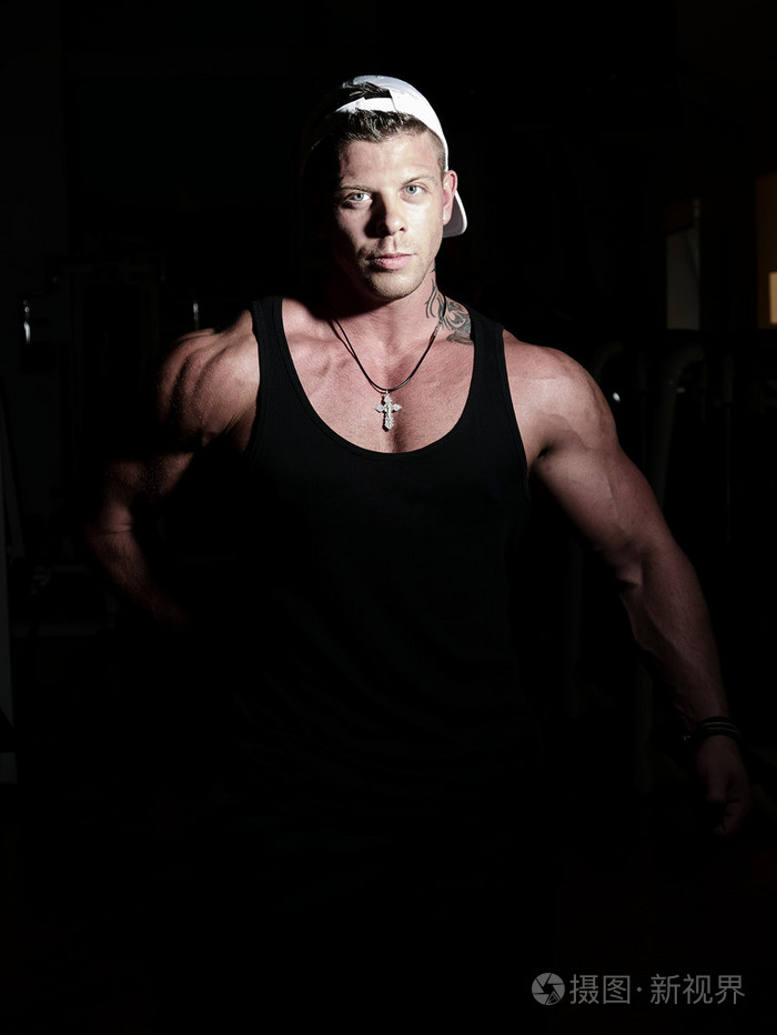 一个年轻的健美运动员在健身房里的肖像