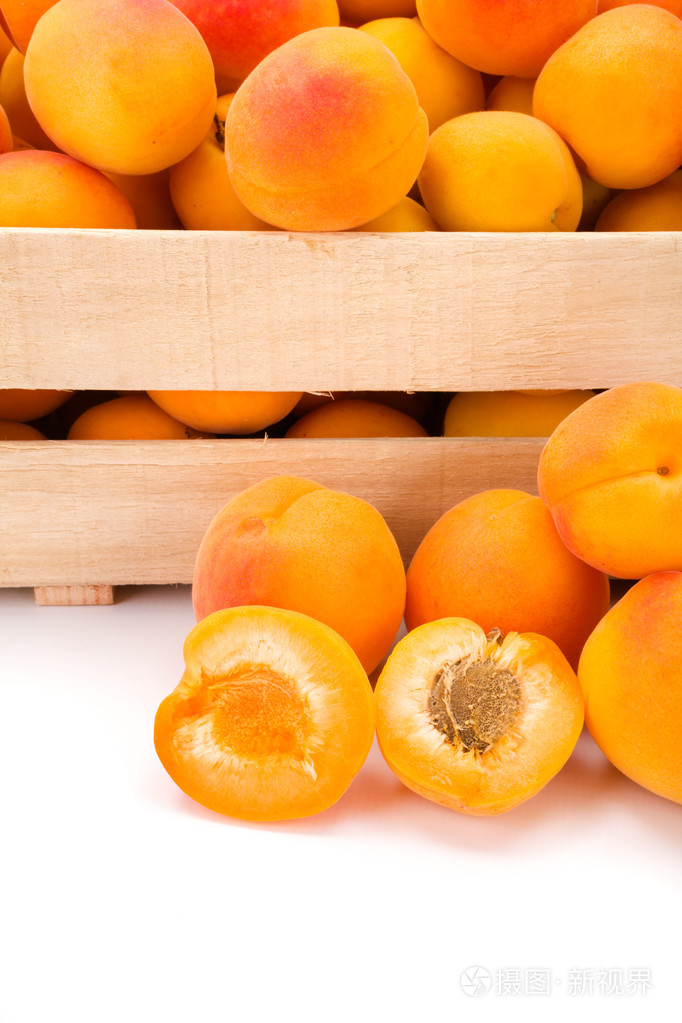 木制板条箱中新鲜杏prunusarmeniaca的宏