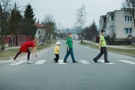 儿童在人行横道过马路