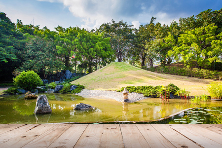 池塘和水景观的日本花园木地板图片