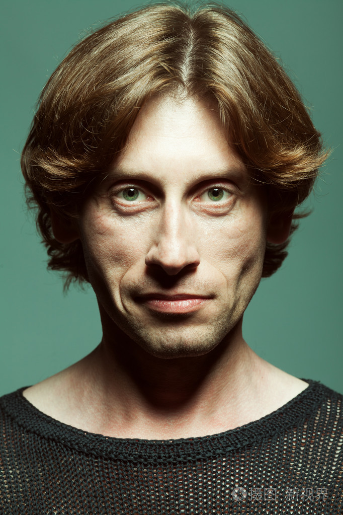 真正的自然的男性美的概念.关闭了英俊的成熟男人的肖像