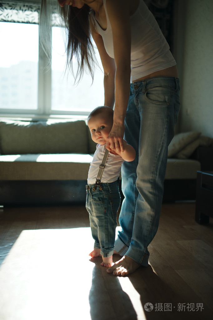 美丽的母亲教孩子走路