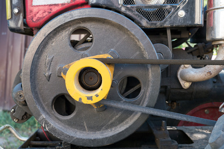 二手微型拖拉机发动机: 黑色滑轮和皮带照片