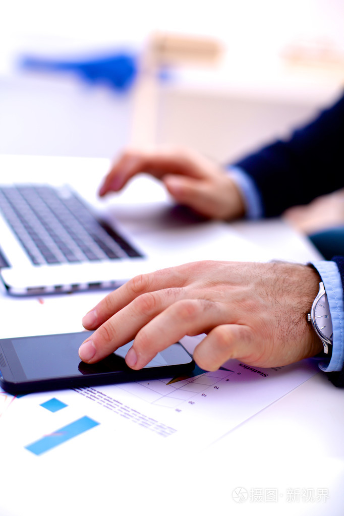 在电脑前工作的商人手特写