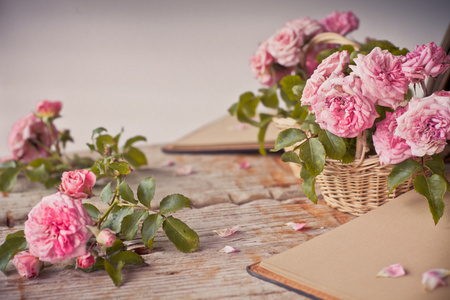 粉红玫瑰用记事本木制的桌子上