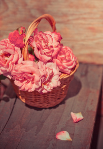 木制的桌子上的粉红玫瑰