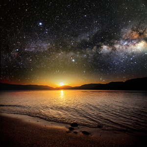 月光大海月上反映在大海的背景星空照片